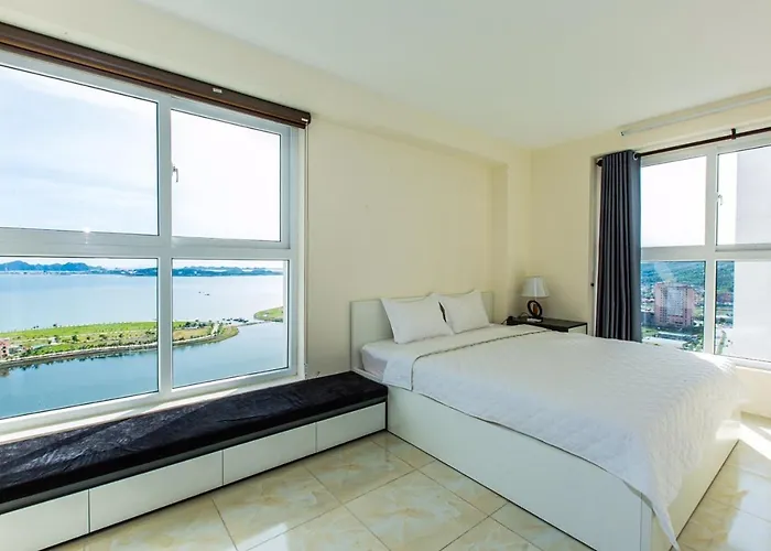 Căn hộ Luxury With Sea View In